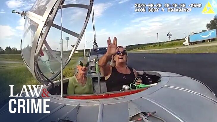 2024年 Hilarious Bodycam Shows ‘UFO Space Car’ Get Pulled Over On the Way to New Mexico