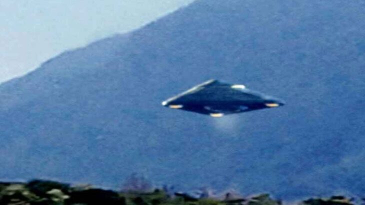 2024年 Passenger Filmed a Flying UFO, Then This Happened