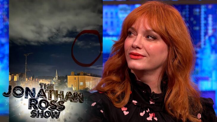 2024年 Christina Hendricks Saw A UFO Whilst Shooting ‘Small Town, Big Story’ | The Jonathan Ross Show